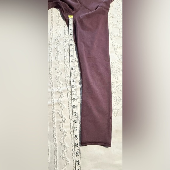 Women's Burgundy High-Waisted Capri Leggings
Wunder Train High-Rise Crop Size 4 - Picture 5 of 6